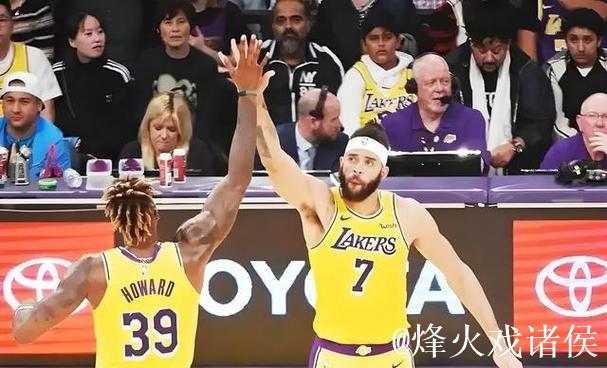 弗拉格与戴维斯二人转配合，空切接助攻上篮打进